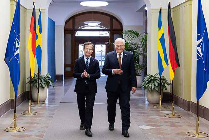 Ulf Kristersson and Frank-Walter Steinmeier walk next to each other at Rosenbad.