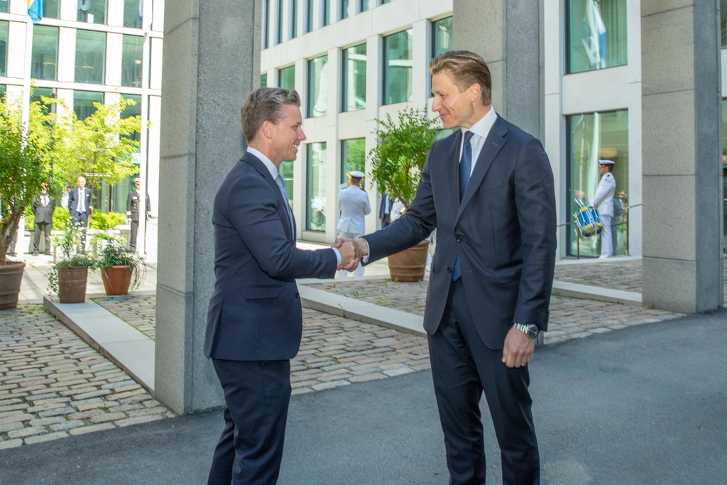 Minister for Defence Pål Jonson and Finland’s Minister of Defence Antti Häkkänen standing outside.