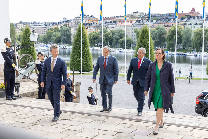 Los ministros subiendo una escalera.