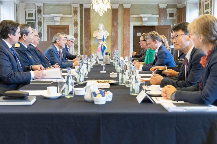 Participantes en la reunión alredededor de una mesa.