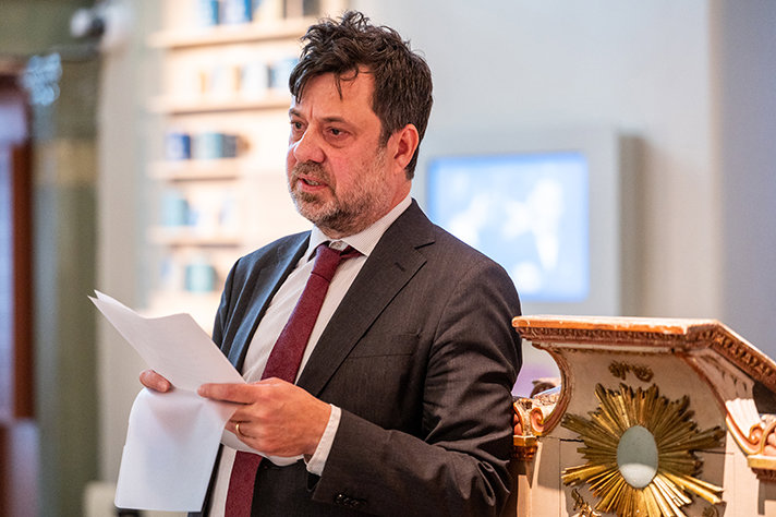 Isak Reichel presenting.