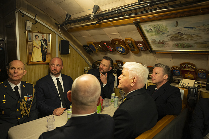 Pål Jonson and Władysław Kosiniak-Kamysz sits in the crew mess onboard HMS Uppland with others from the delegations.