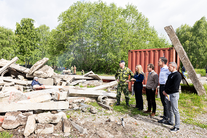 Ulf Kristersson and Mark Rutte watching a military exercise.