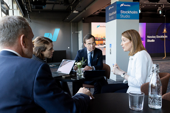 Ulf Kristersson and Roberta Metsola are sitting at a table and talking.
