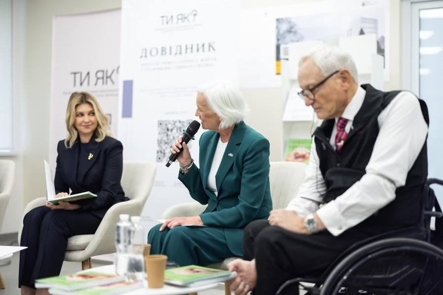 First Lady of Ukraine Olena Zelenska, Minister for Health Care Acko Ankarberg Johansson and Professor Claes Hultling are sitting and talking in a panel discission. Acko Ankarberg Johansson is holding i microphone. 
