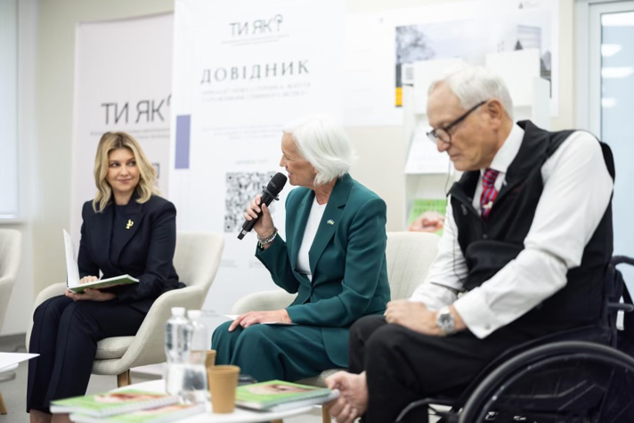 First Lady of Ukraine Olena Zelenska, Minister for Health Care Acko Ankarberg Johansson and Professor Claes Hultling are sitting and talking in a panel discission. Acko Ankarberg Johansson is holding i microphone.