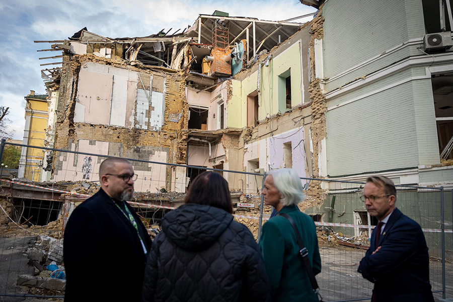 Ukraine’s largest children’s hospital, Okhmatdyt, is visible, where a part of the house is missing after the destruction. Minister for Health Care Acko Ankarberg Johansson is in the foreground of the image. 