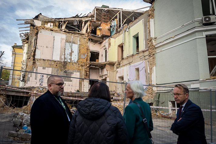 Ukraine’s largest children’s hospital, Okhmatdyt, is visible, where a part of the house is missing after the destruction. Minister for Health Care Acko Ankarberg Johansson is in the foreground of the image.