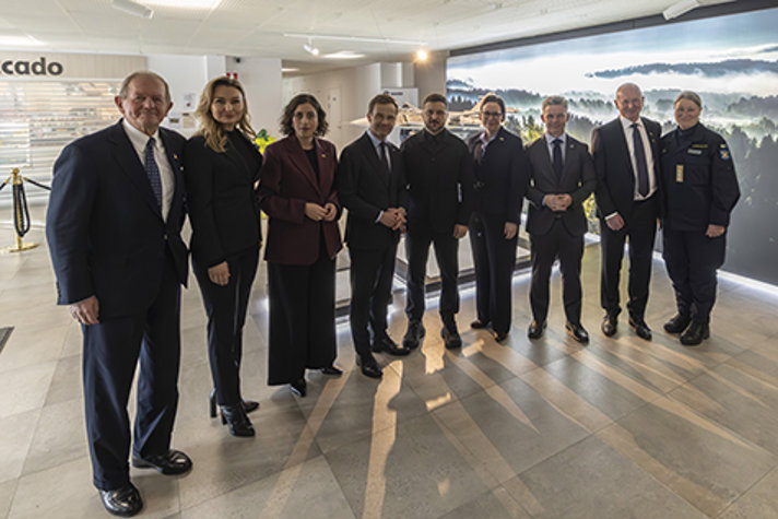 Indoor image. Group photo including, among others, Busch, Mohamsson, Prime Minister Ulf Kristersson, Zelenskyy, Stenergard, and Jonson.