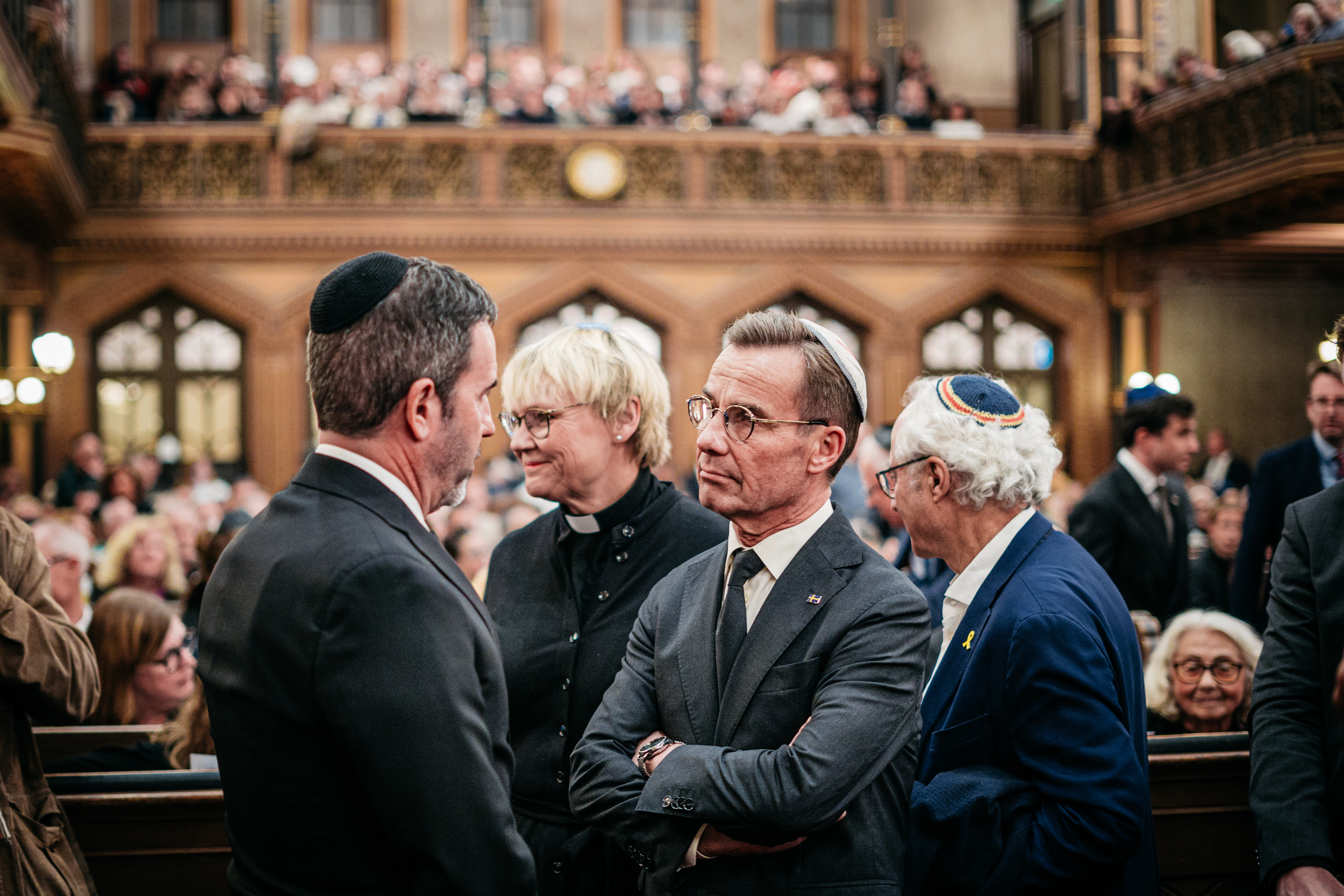 Prime Minister Ulf Kristersson in discussion at the memorial ceremony at Stockholm’s Great Synagogue on 7 October, the anniversary of the 2023 terrorist attack against Israel.