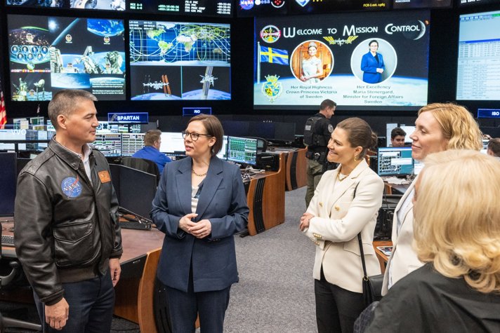 The Minister for Foreign Affairs and The Crown Princess talking with American astronaut Kjell Lindgren.