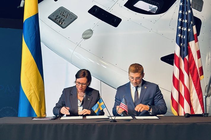 The Minister for Foreign Affairs signing the Pax Silica Declaration.