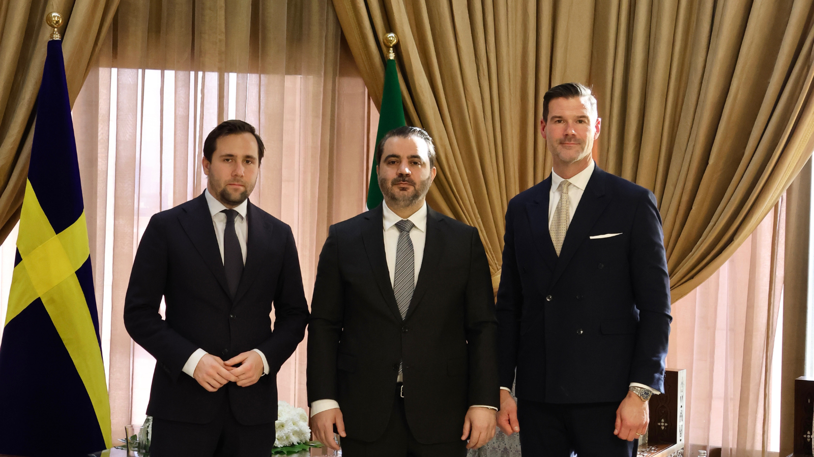 Minister for Migration Johan Forssell and Minister for International Development Cooperation and Foreign Trade Benjamin Dousa next to Syria’s Minister of Foreign Affairs and Expatriates Asad Hasan al-Shaybani.