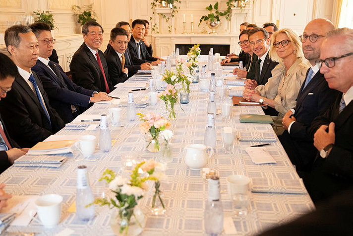 Swedish and Chinese representatives seated around a table.
