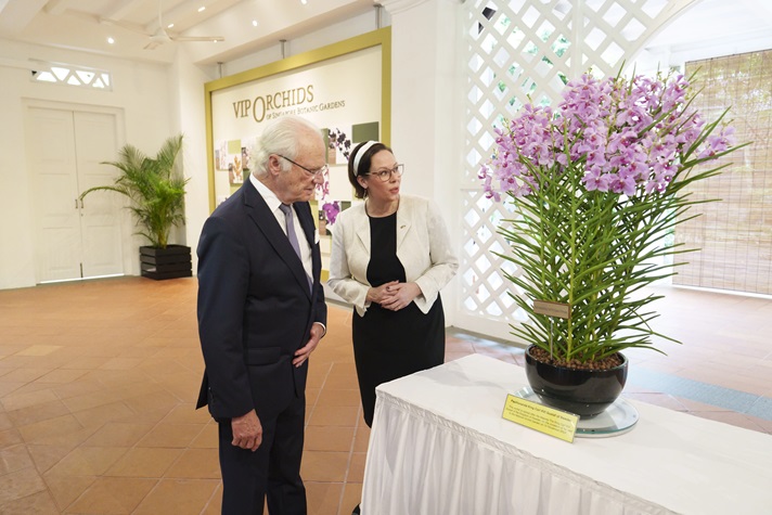 The King of Sweden and Minister for Foreign Affairs Maria Malmer Stenergard looking at a flower. 