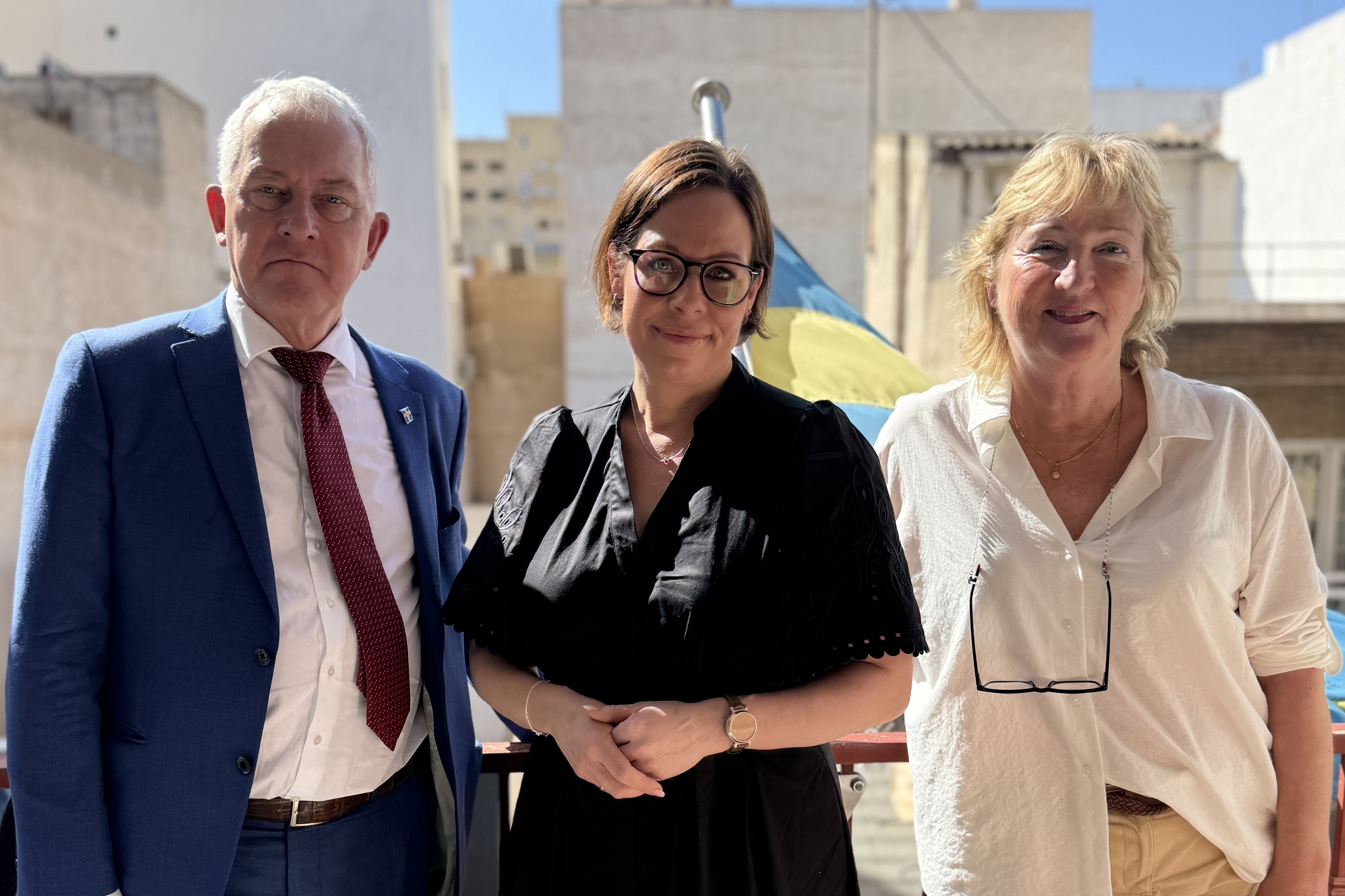 Minister for Foreign Affairs standing outside with Honorary Consul Björn Sandström and clerk Caroline Lamenoise.