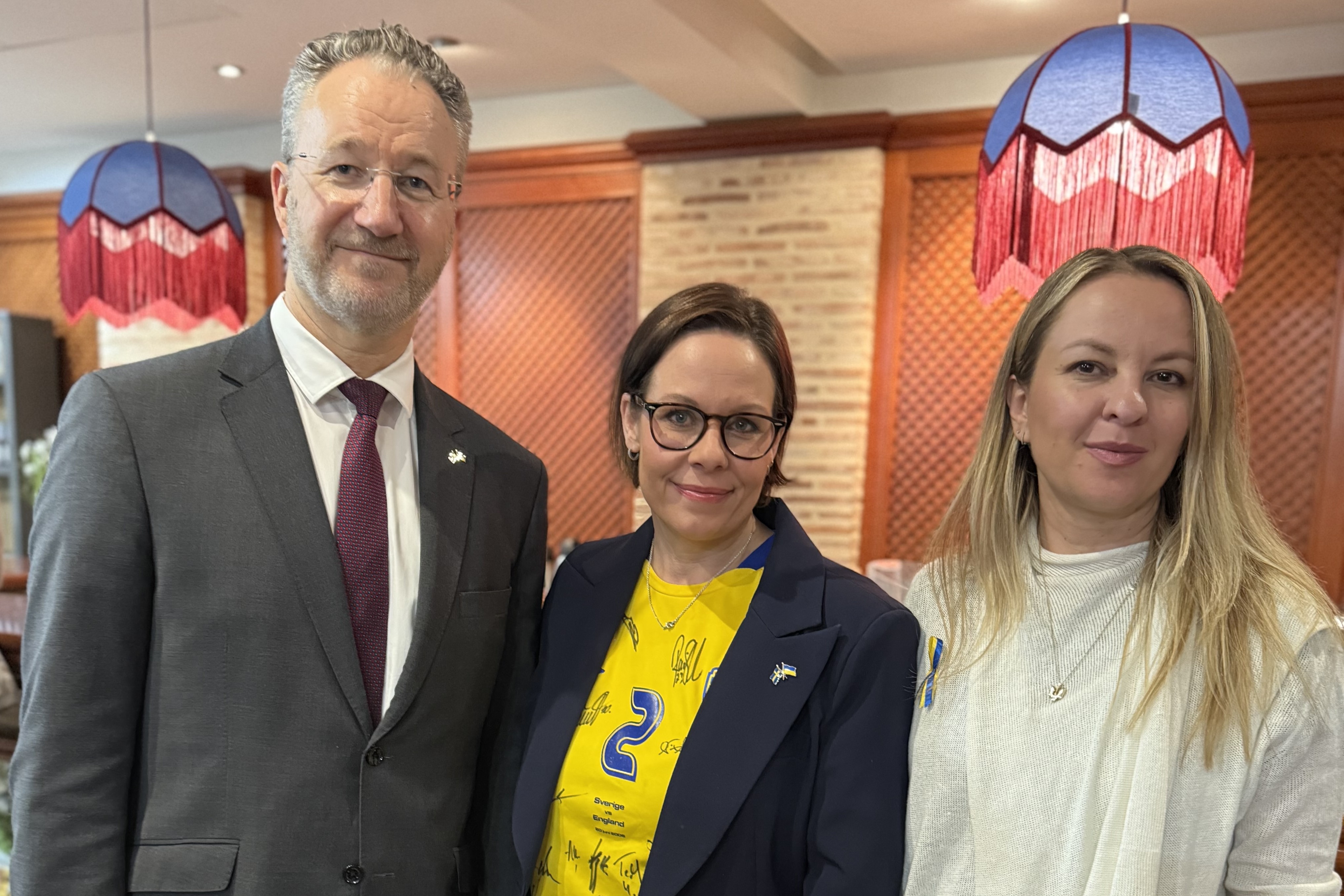 Minister for Foreign Affairs together with Sweden’s Ambassador to Spain Per-Arne Hjelmborn and Ukraine’s Ambassador to Spain Yuliia Sokolovska.