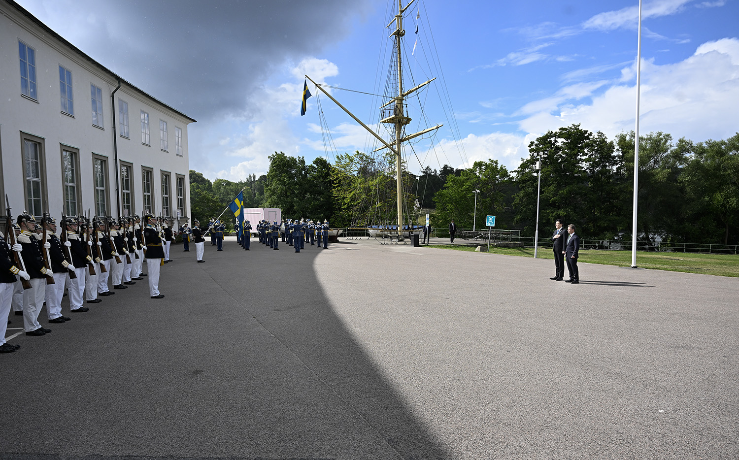 The ministers in front of the honorary guard outside of  the National Maritime Museum in Stockholm.
