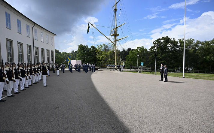 The ministers in front of the honorary guard outside of the National Maritime Museum in Stockholm.