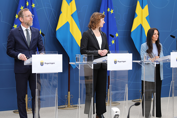 Photo of three ministers during the press conference.