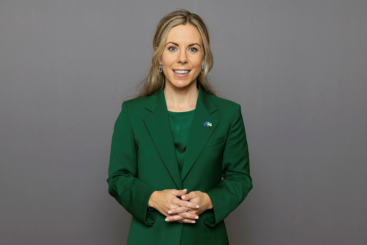 Half-length portrait of Jessica Rosencrantz against a grey background.
