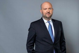 Half-length portrait of Johan Stuart against a grey background.