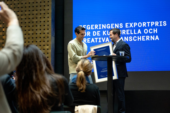 Josef Fares receives an award at the ceremony.