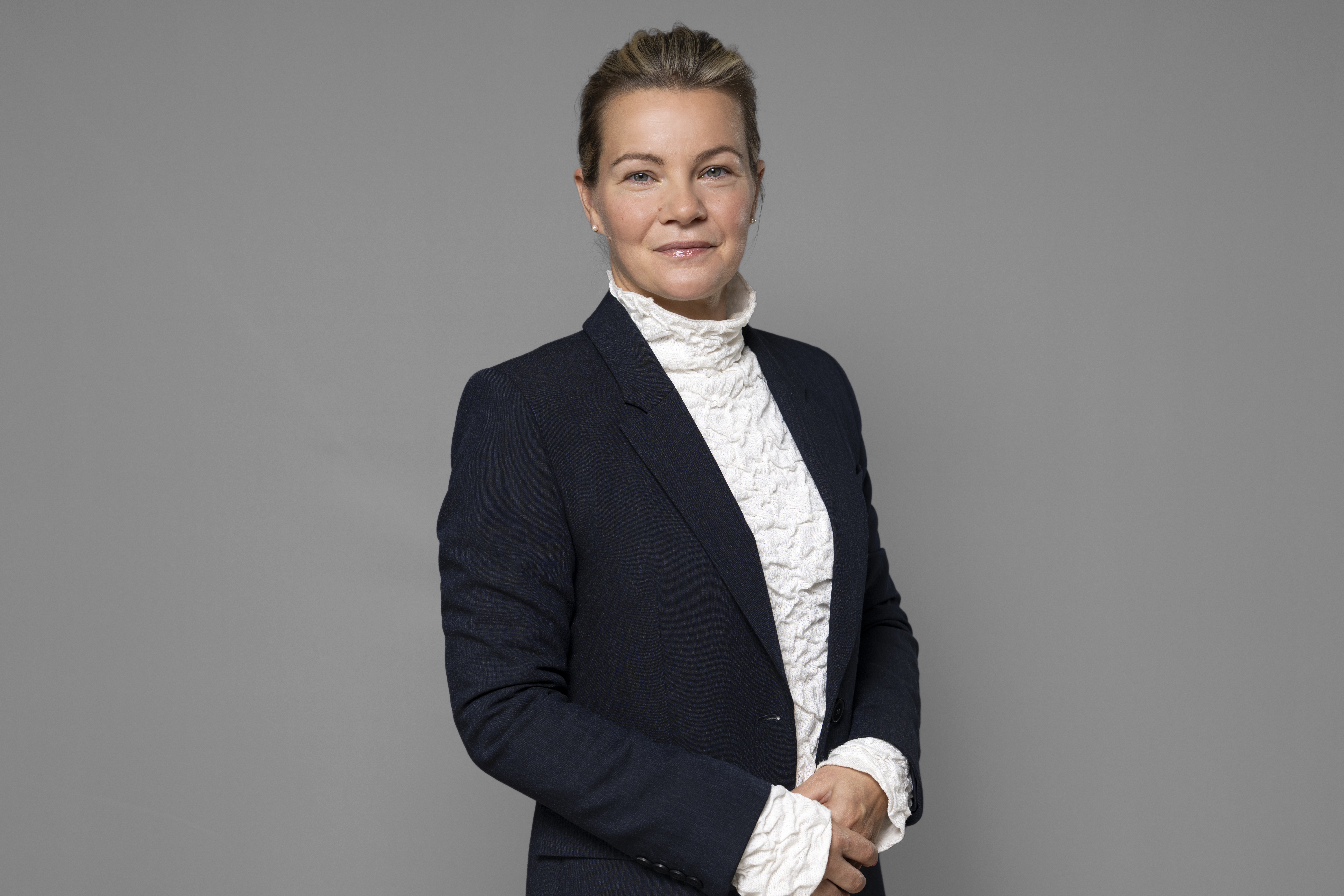 Karin Juhlin in front of grey background.