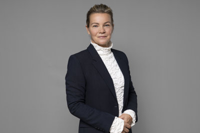 Karin Juhlin in front of grey background.
