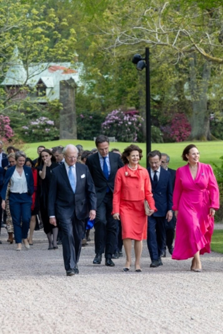 Picture showing Their Majesties King Carl XVI Gustaf and Queen Silvia of Sweden, Minister for Foreign Affairs, H.E. Ms Maria Malmer Stenergard, NATO Secretary General Mark Rutte and Prime Minister of Sweden, H.E. Mr Ulf Kristersson with guests in the garden of Sofiero Castle.